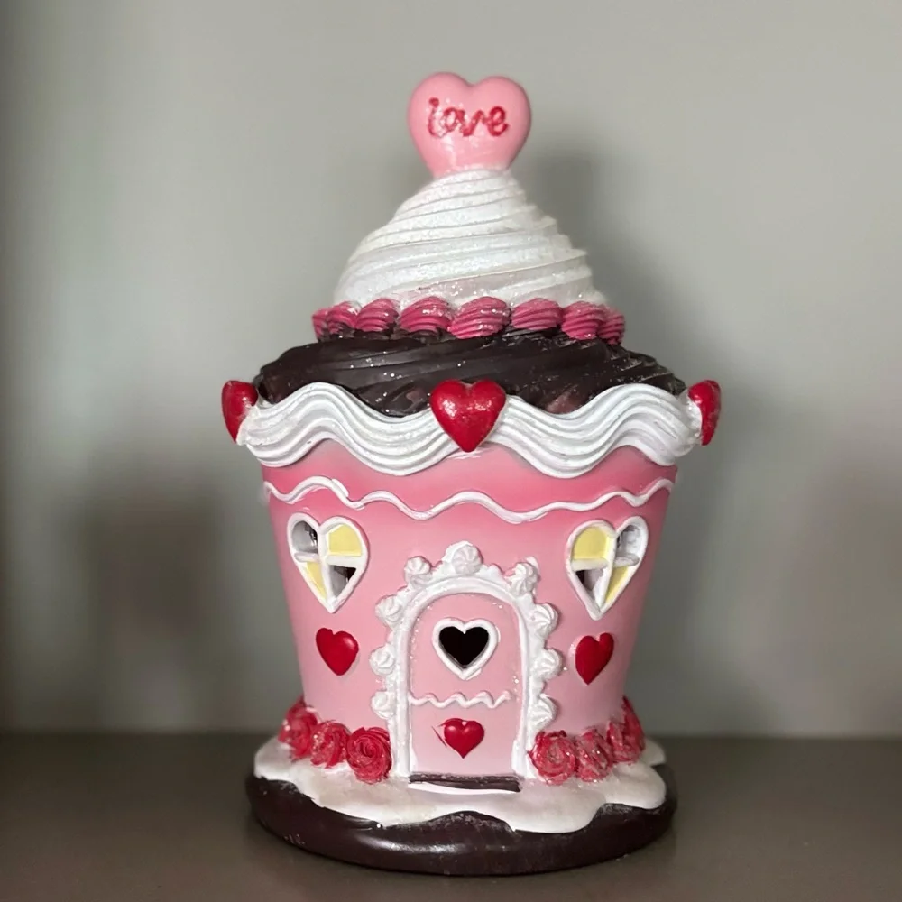 NEW CUPCAKES AND CASHMERE LIGHT UP VALENTINES GINGERBREAD HOUSE